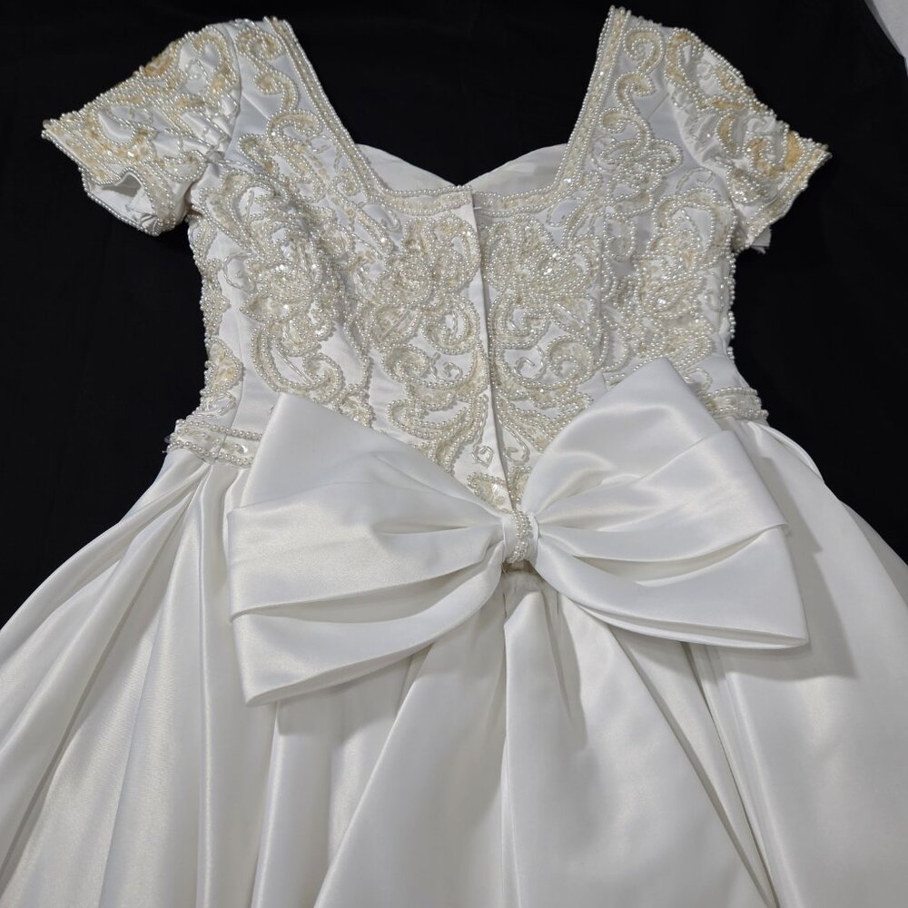 Vintage FOREVER YOURS 80s White Embroidery Bead- Bow Wedding Gown Dress Size 10. - Picture 10 of 17